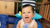 <p>Saat sedang berlibur, baby Nakeya terlihat memakai baju renang. “<em>My happy baby</em> yang mau ngerasain liburan dan berenang di <em>waterpark</em> untuk pertama kali (emoji),” tulis Nola. (Foto: Instagram/riafinola)</p>
