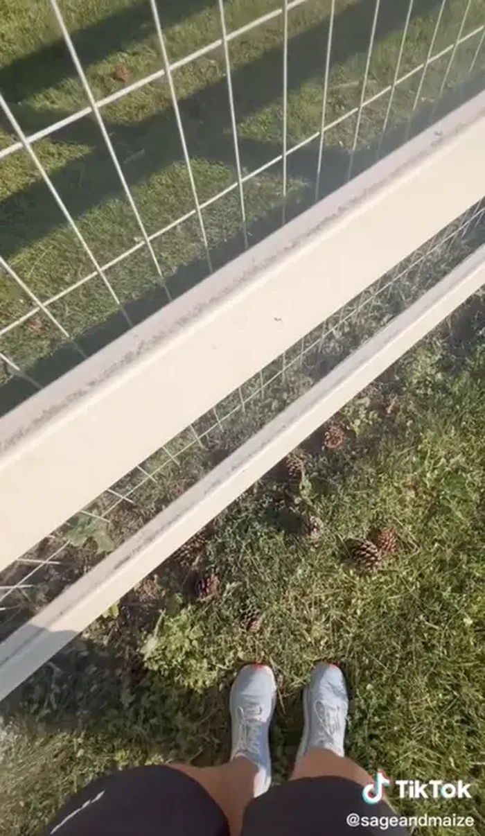 Samantha menunggu dijemput ibunya dan pihak kepolisian untuk datang