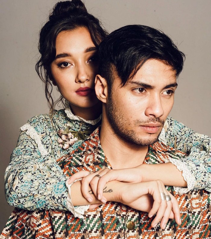 Selain berprofesi sebagai aktor, pemuda keturunan Arab dan Betawi ini juga kerap tampil sebagai model. Kali ini, Refal berpose dengan Carissa Perusset untuk pemotretan bersama brand Gucci. (Foto: Instagram/refalhady)