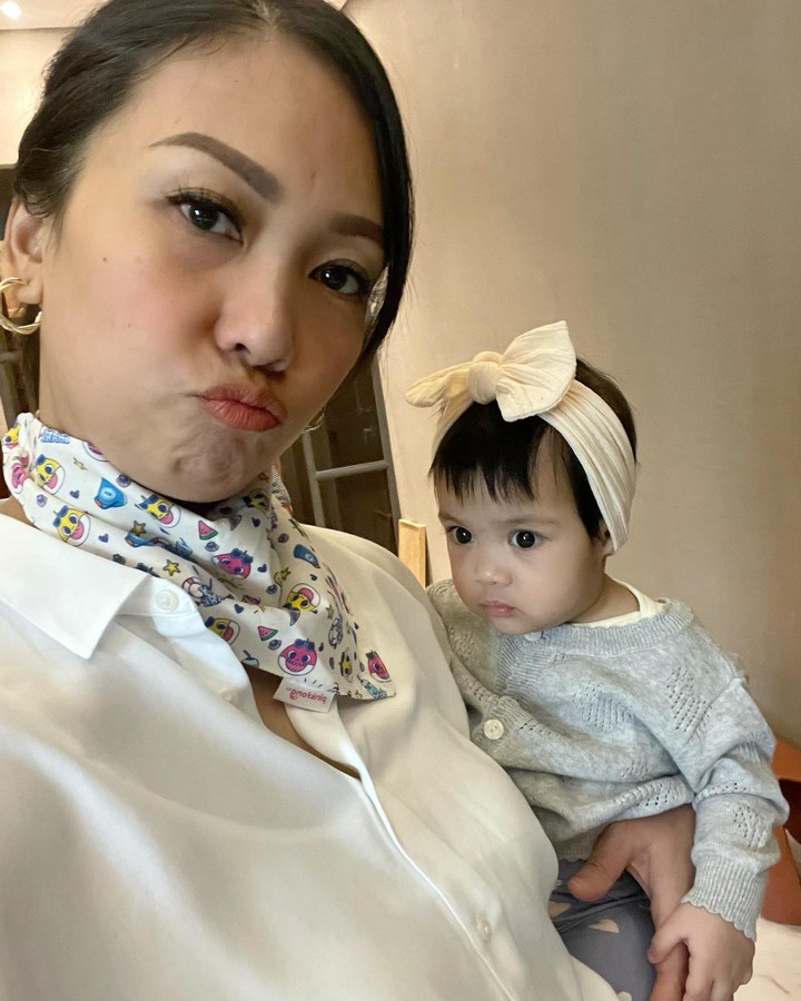 Personel B3, Nola kerap bagikan keseharian anak-anaknya di media sosial. Putri bungsunya, Nakeya juga sering temani sang Bunda kerja. Intip potretnya di sini.