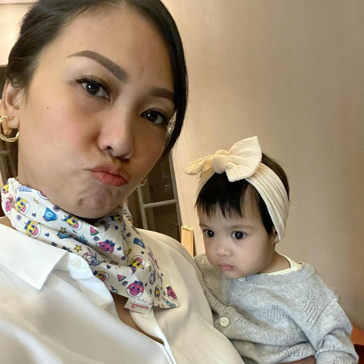 <p>Sering menemani Bunda bekerja, Nakeya terlihat modis mengenakan bando putih sambil di gendong Bunda Nola. Gemas banget ya, Bunda. (Foto: Instagram/riafinola)</p>