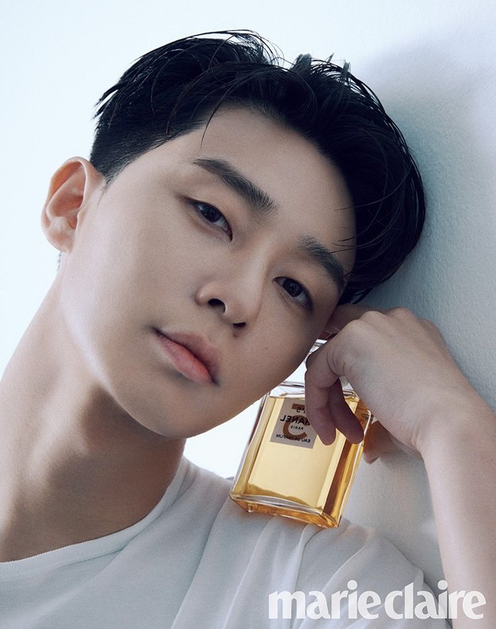 Sudah berjalan selama dua tahun, Park Seo Joon merupakan brand ambassador untuk brand mewah asal Paris, Chanel Beauty./ Foto: twitter.com/kpopers_family