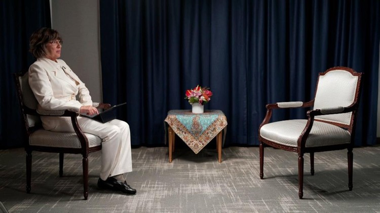Wartawan CNN, Christiane Amanpour, batal wawancara dengan Presiden Iran Raisi karena diminta berkerudung (Sumber foto: Twitter @amanpour) Wartawan CNN, Christiane Amanpour, batal wawancara dengan Presiden Iran Raisi karena diminta berkerudung (Sumber foto: Twitter @amanpour)