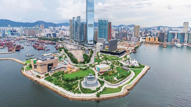 Turis Asing Kini Bebas Karantina Masuk Hong Kong, Ini Aturan Barunya Para pelancong yang hendak bepergian ke Hong Kong juga sekarang tidak perlu lagi harus menunjukkan hasil tes negatif Covid-19 sebelum naik pesawat.