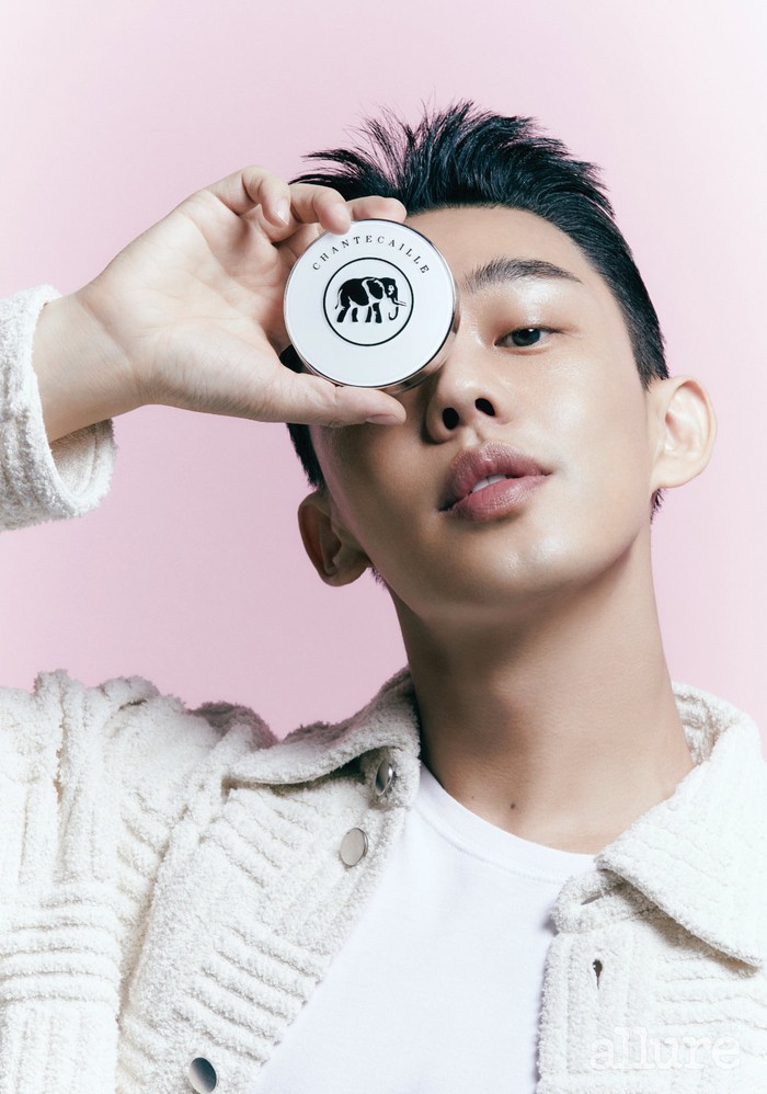 Yoo Ah In resmi dipilih sebagai muse sekaligus brand ambassador untuk brand make up vegan premium asal Korea, yaitu CHANTECAILLE Korea pada tahun 2020./ Foto: twitter.com/hongsikfiles