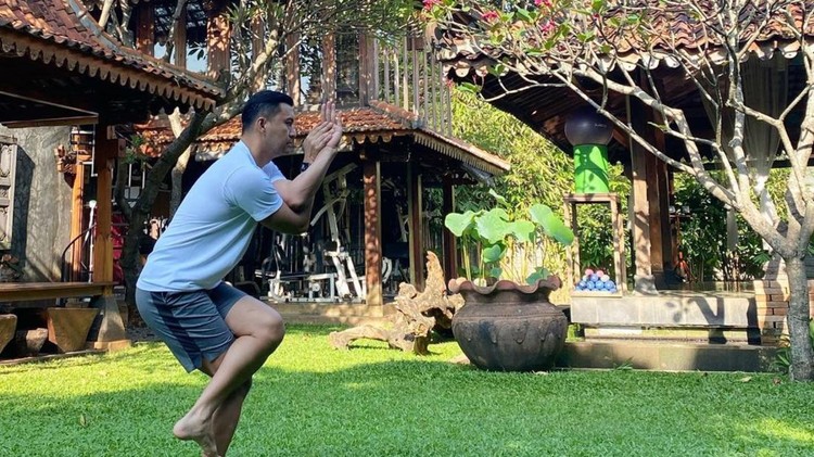 6 Potret Anjasmara Jadi Instruktur Yoga 6 Potret Anjasmara Jadi Instruktur Yoga