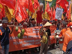 Massa Buruh dan Petani Geruduk Patung Kuda, Bawa Orang-Orangan Sawah