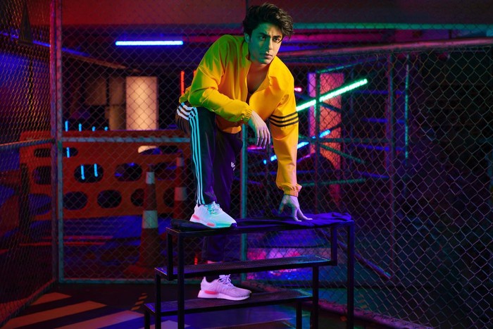 Aryan Khan, putra pertama pasangan seleb India Shah Rukh Khan dan Guri Khan kini kembali menapaki karir hiburannya. Dirinya tampil memesona dalam pemotretan bersama Adidas India. (Foto: Instagram Adidas India)