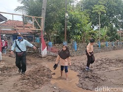 Suara Pentungan dan Jerit Emak-emak Kala Banjir Bandang Menerjang Garut