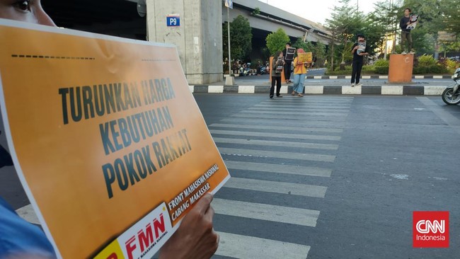 Massa aksi memasang spanduk yang berisikan enam tuntutan di hari Tani Nasional di atas jembatan Flyover Jaan Urip Sumohardjo, Makassar, Sabtu (24/9).