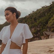 Nggak Nyaman Pakai Bikini? Outfit Liburan ala Ariel Tatum Ini Bisa Kamu Tiru untuk Foto OOTD di Pantai