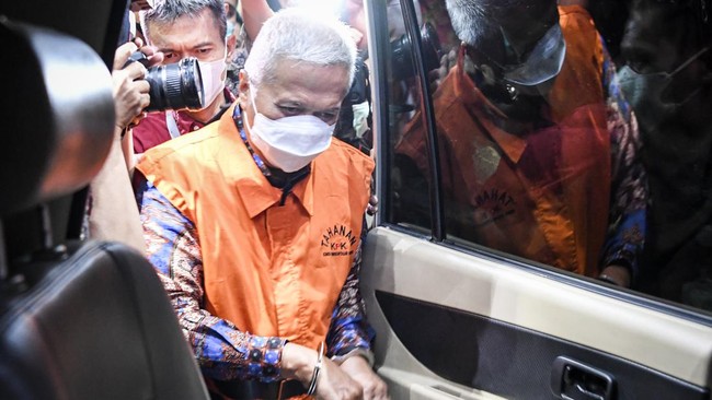 KPK memperpanjang masa penahanan delapan tersangka kasus dugaan suap pengurusan perkara di Mahkamah Agung (MA).