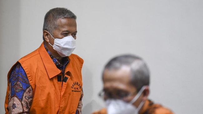 Iwan Fals mengomentari Hakim Agung MA Sudrajad Dimyati yang jadi tersangka kasus dugaan suap dan kini telah ditahan KPK.