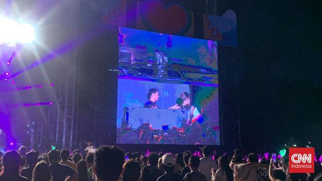 Jackson Wang membawakan lagu M.I.A bersama Afgan di panggung WTF 2022.