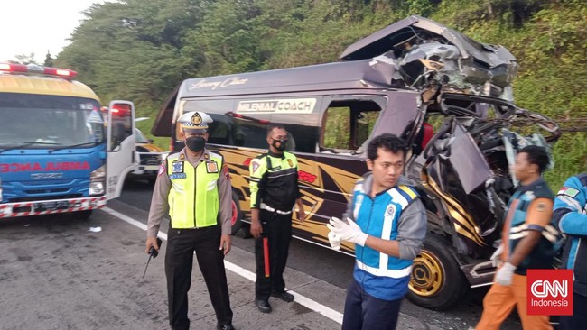 5 orang tewas akibat mobil Elf yang melaju dari arah Solo menuju Semarang menabrak truk fuso yang mengangkut kayu. 