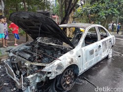 Slang Bensin Diduga Bocor, Mobil Sedan di Malang Hangus Terbakar