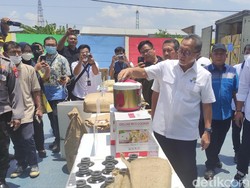 Mendag Zulhas Musnahkan Barang Impor Ilegal Senilai Rp 11 Miliar di Sidoarjo