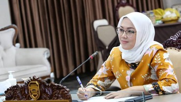 img-title Dulu Diterpa Isu Selingkuh, Anne Ratna eks Bupati Purwakarya Go Public Suami Baru