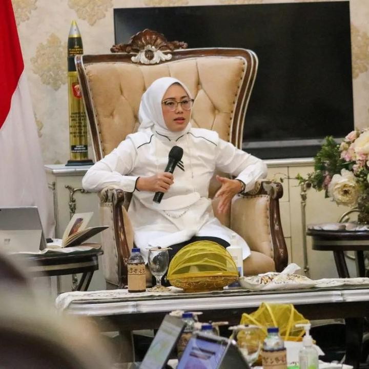 <p>Kiprah Anne di dunia politik cukup luas, Bunda. Ia pernah menjabat sebagai Ketua Persatuan Olahraga Indonesia Purwakarta hingga Ketua Kuwarcab Pramuka Purwakarta, lho. (Foto: Instagram: @anneratna82)</p>