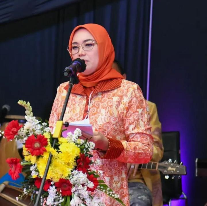 <p>Wanita 40 tahun ini pernah mengikuti ajang Mojang Purwakarta dan berhasil menjadi juara. Setelahnya, ia pun dipersunting oleh Dedi Mulyadi. (Foto: Instagram: @anneratna82)</p>