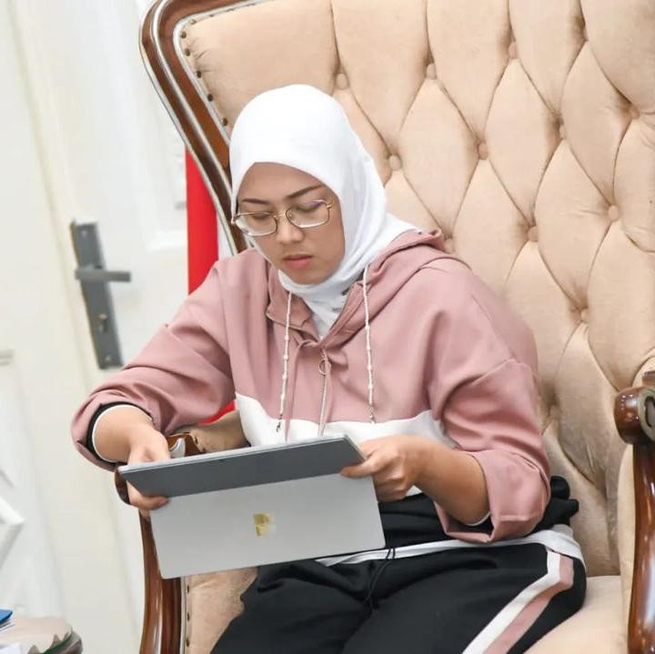 <p>Anne Ratna Mustika merupakan Bupati Purwakarta yang juga merupakan istri dari Wakil Ketua Komisi IV DPR RI, Dedi Mulyadi. Baru-baru ini Anne dikabarkan telah menggugat cerai sang suami, Bunda. (Foto: Instagram: @anneratna82)</p>