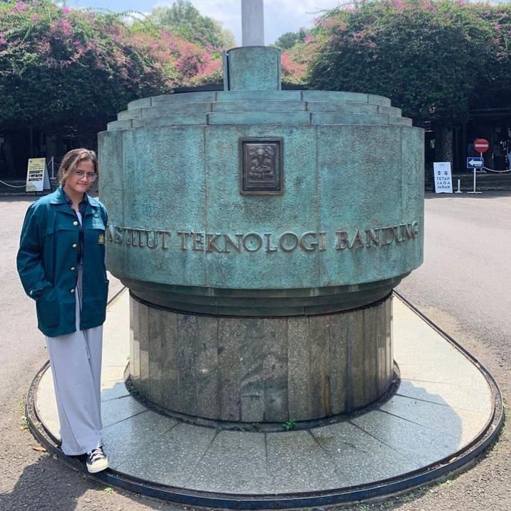 <p>Jurusan tersebut diketahui berkaitan dengan bidang teknik dirgantara atau penerbangan, Bunda. Hebat sekali, ya? (Foto: Instagram: @ersamayori)</p>