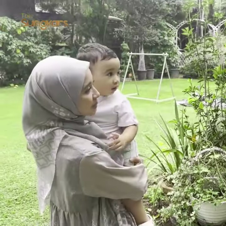<p>Wanita yang akrab disapa Bella ini pun langsung menggendong Ukkasya. Uniknya, Ukkasya langsung menempel pada Bella, nih. (Foto: YouTube The Sungkars)</p>
