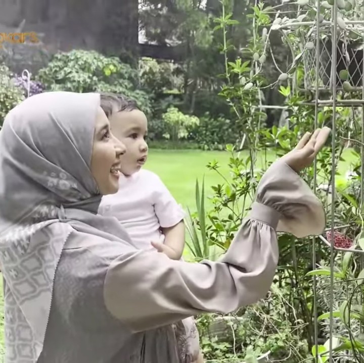 <p>Ukkasya dan Bella melihat kupu-kupu bersama di sebuah taman, Bunda. Ukkasya terlihat sangat anteng dan enggak rewel, lho. (Foto: YouTube The Sungkars)</p>