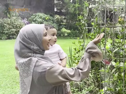 7 Potret Penampilan Terbaru Laudya Cynthia Bella Gendong Ukkasya, Bikin Salfok