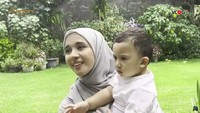 <p>Meski terlihat lelah dan keberatan dengan bobot Ukkasya, Bella tetap merasa senang bertemu dengan bayi yang lahir pada 30 Maret 2021 ini. (Foto: YouTube The Sungkars)</p>