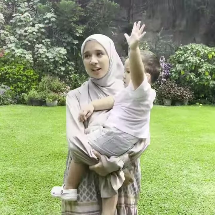 <p>Beberapa waktu lalu Laudya Cynthia Bella berkesempatan bertemu langsung dengan Ukkasya saat menjalani sesi pemotretan bersama Zaskia Sungkar dan Shireen Sungkar, Bunda.  (Foto: YouTube The Sungkars)</p>