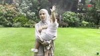 <p>Beberapa waktu lalu Laudya Cynthia Bella berkesempatan bertemu langsung dengan Ukkasya saat menjalani sesi pemotretan bersama Zaskia Sungkar dan Shireen Sungkar, Bunda.  (Foto: YouTube The Sungkars)</p>