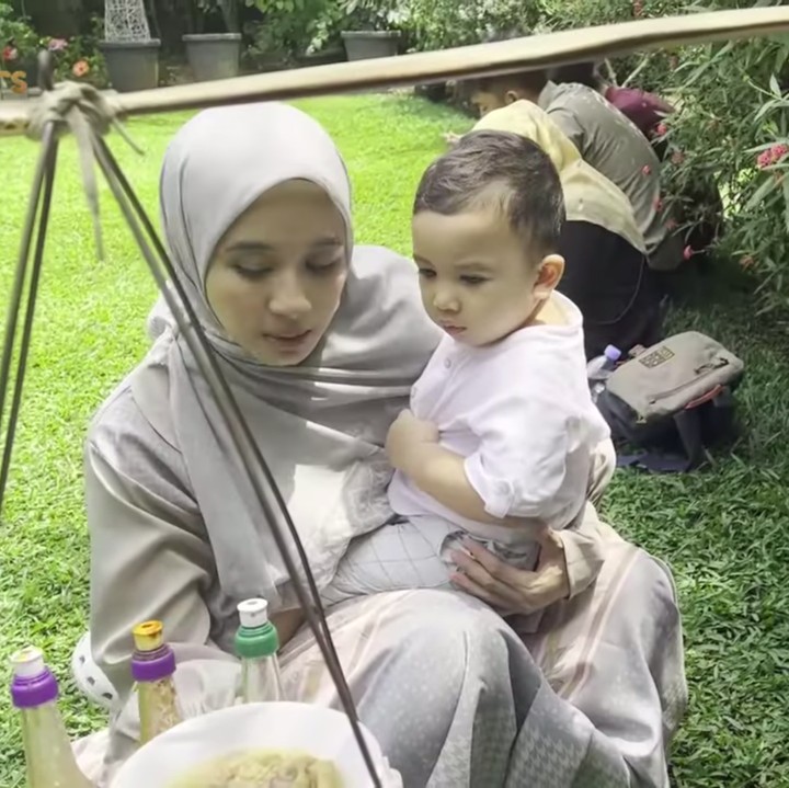 <p>Ternyata kehadiran Bella yang sudah lama menghilang dari dunia hiburan ini sempat membuat netizen salah fokus lho. Banyak yang merindukan aksinya bermain peran di layar lebar nih, Bunda. Kita doakan semoga sehat selalu ya. (Foto: YouTube The Sungkars)</p>