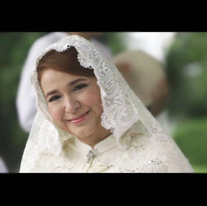 <p>Belakangan, Puput Novel lebih dikenal sebagai penyanyi religi. Beberapa lagu yang dibawakannya adalah <em>Sholawat Asnawiyah</em> dan <em>Subbanul Wathon.</em> Bunda pernah ikut mendengarkannya? (Foto: Instagram @puputnovel_)</p>