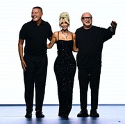 Kim Kardashian Berkolaborasi dengan Label Kontroversial Dolce & Gabbana! Hadirkan Nuansa Vintage di Koleksi Terbaru