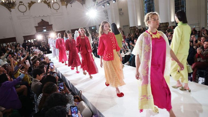 LONDON, ENGLAND - SEPTEMBER 20: Models walk the runway durng Finale for the Klamby SS23 Collection runway show during London Fashion Week September 2022 on September 20, 2022 in London, England. (Photo by Tim P. Whitby/Getty Images for Klamby)