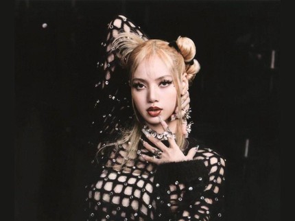 5 Potret Blackpink Kenakan Baju Rancangan Desainer Indonesia Diana Putri