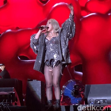 Sikap Profesional CL Saat Fans Naik ke Atas Panggung dan Menghampirinya