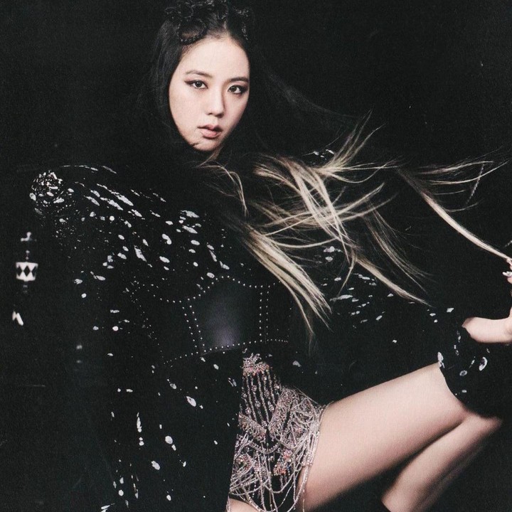 <p>Selain Jennie, Diana juga membagikan potret sang <em>leader,</em> Kim Ji-soo yang mengenakan karyanya berupa jaket beserta celana pendek yang dilengkapi dengan swarovski. Terlihat sangat elegan, ya, Bunda. (Foto: Instagram@dianamputri)</p>