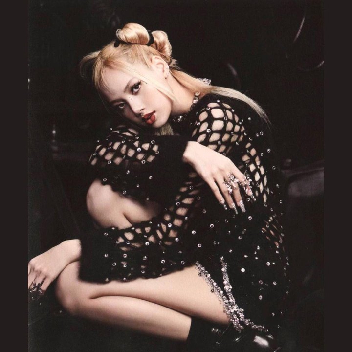 <p>Menyusul Jisoo dan Jennie, Lisa juga tampil memukau dengan balutan busana yang dirancang oleh Diana. Dirinya mengenakan busana <em>peplum skirt</em> dan <em>tear drop jewels.</em> (Foto: Instagram@dianamputri)</p>