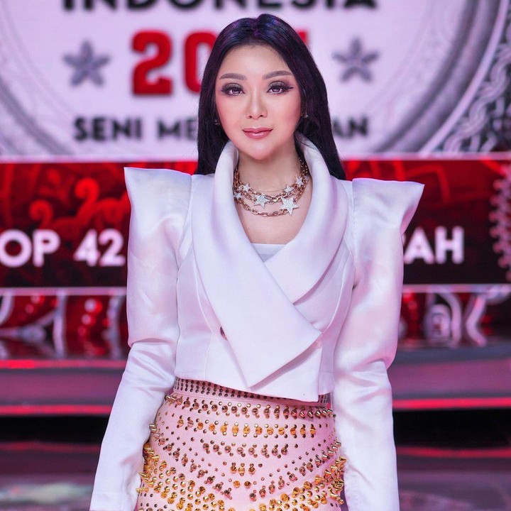 <p>Baru-baru, desainer asal Indonesia, Diana M. Putri membuat bangga Indonesia. Pasalnya dirinya menjadi salah satu perancang busana <em>music video</em> (MV) dari salah satu <em>girlband</em> terkenal asal Korea, yakni BLACKPINK. (Foto: Instagram@dianamputri)</p>