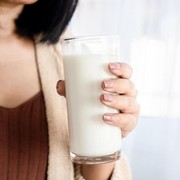 Benarkah Berhenti Minum Susu Bisa Meringankan Kondisi Kulit Berjerawat?