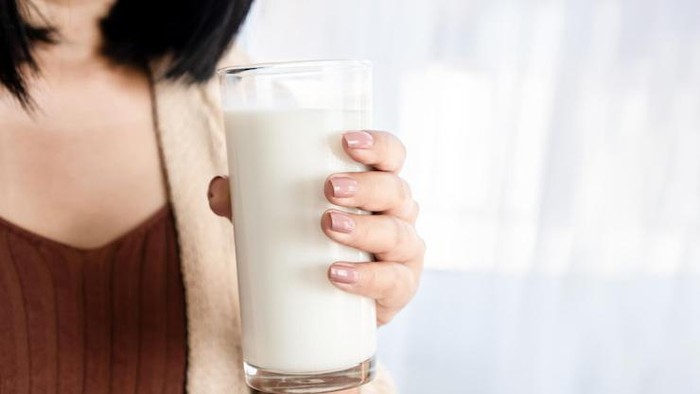 Benarkah Berhenti Minum Susu Bisa Meringankan Kondisi Kulit Berjerawat?