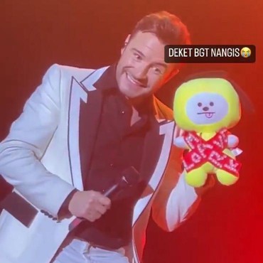 Gemas, Shane Westlife Terima Boneka BT21 Chimmy Saat Konser di Sentul