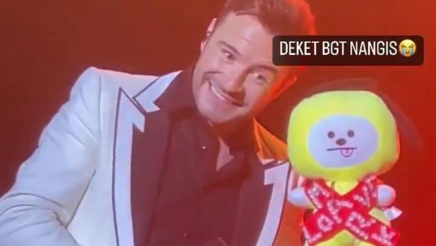 Gemas, Shane Westlife Terima Boneka BT21 Chimmy Saat Konser di Sentul