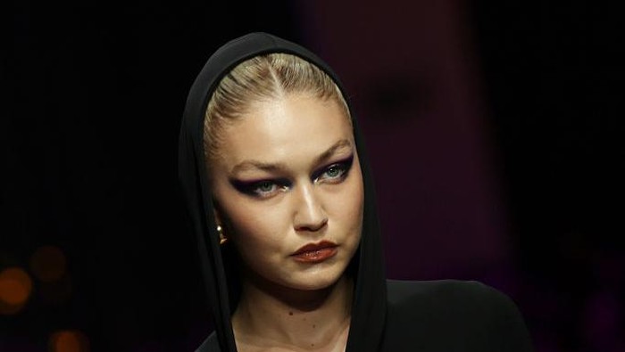 MILAN, ITALY - SEPTEMBER 23: Gigi Hadid walks the runway of the Versace Fashion Show during the Milan Fashion Week Womenswear Spring/Summer 2023 on September 23, 2022 in Milan, Italy. (Photo by Vittorio Zunino Celotto/Getty Images)