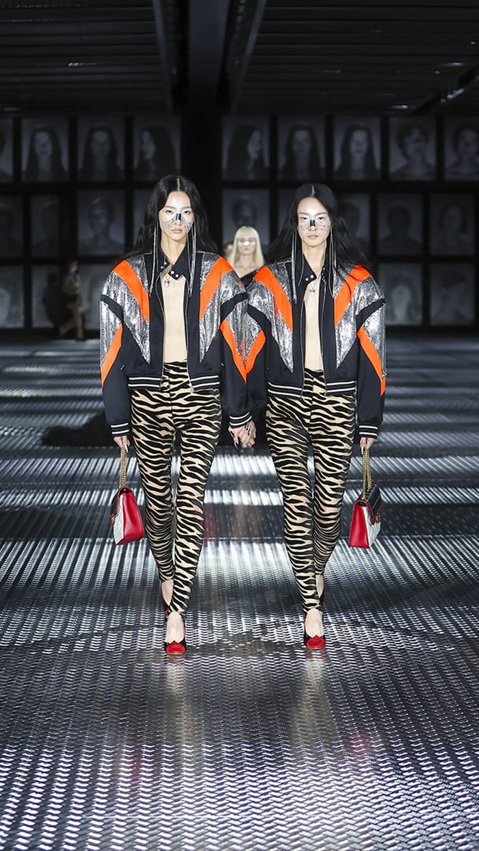 Nuansa glamor era '80an juga kerap jadi favorit Michele. Seperti terlihat pada oversized jaket multiwarna yang dikenakan bersama legging berhiaskan animal print. Foto: Courtesy of Gucci