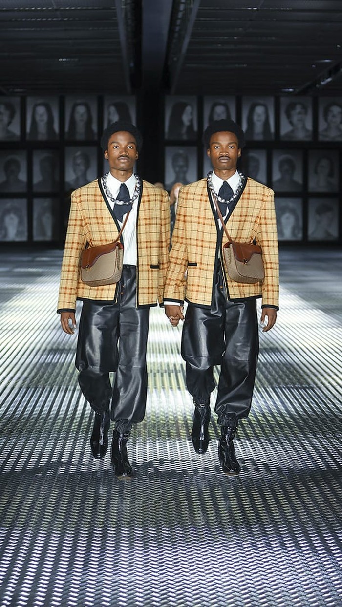 Untuk busana pria, Gucci masih berfokus pada gaya preppy yang retro. Seperti kombinasi jaket berbahu lebar dengan celana kulit berikut. Foto: Courtesy of Gucci