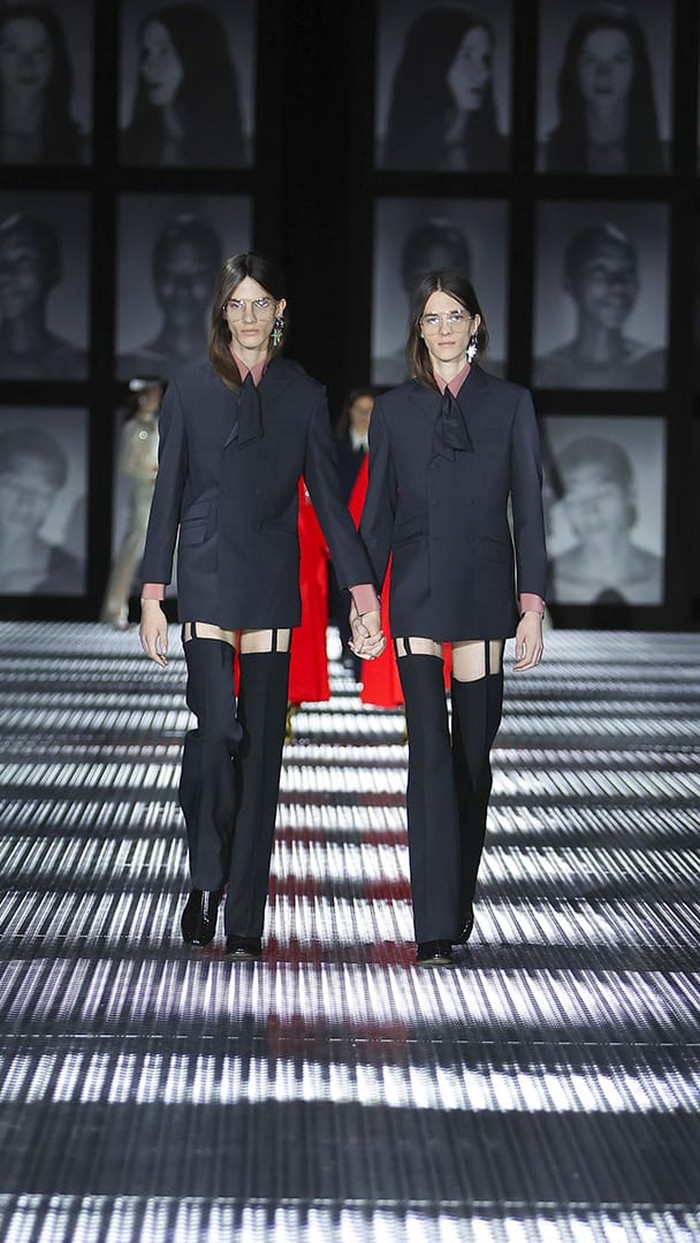 Tak hanya gaun, setelan jas juga kerap mendominasi koleksi busana perempuan Gucci. Kali ini Michele membuatnya lebih seksi dengan memadukan bersama brief dan chaps.Foto: Courtesy of Gucci