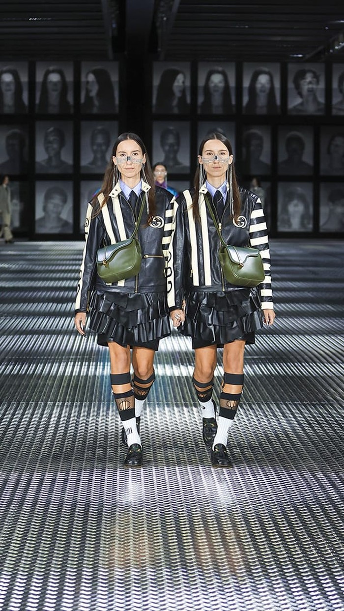 Selain didominasi busana glamor, terdapat sejumlah pakaian sehari-hari seperti leather jacket aksen logo dan rok ruffles yang berkesan chic dan edgy. Foto: Courtesy of Gucci